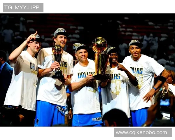 历届足球巨星回顾与荣耀时刻的全景展现 历届足球巨星回顾与荣耀时刻的全景展现