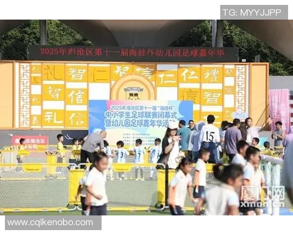 小孩与足球明星的奇妙互动瞬间揭秘欢乐与梦想交织的童年时光 小孩与足球明星的奇妙互动瞬间揭秘欢乐与梦想交织的童年时光